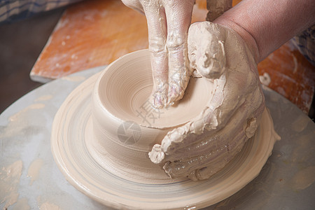 陶匠的手作坊女士杯子工艺水壶制造业专注旋转车轮工作高清图片