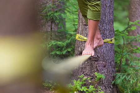 自然界的黑线公园专注男生带子树木男性艺术家行动平衡吊带图片