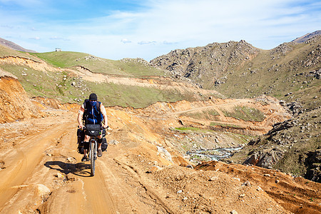 庞蒂克阿尔卑斯山的巡回骑自行车者旅行山地追求山地车活动旅游冒险泥路成人小路图片