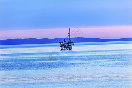Eilwood岸外石油井太平洋海洋日落戈莱塔加利福尼亚州风景钻井旅行粉色远景环境沿岸海岸反射油井图片