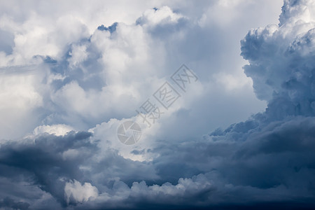 暴风雨前的乌云空气云景雨云蓝色预报天空气氛太阳天气多云图片