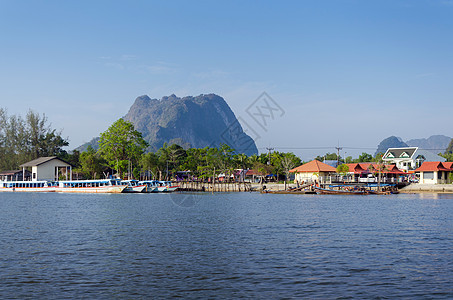 在码头的泰国传统旅游船图片