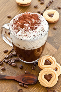 可可饼干咖啡杯加奶油牛奶泡沫早餐玻璃杯巧克力鞭打饮料热饮可可勺子咖啡乡村背景