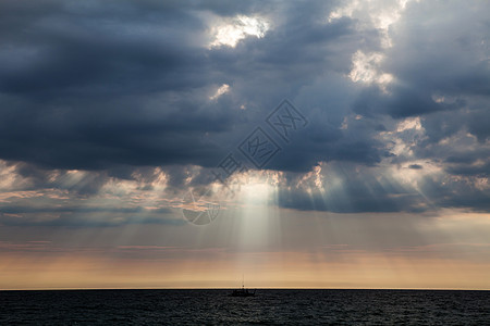 笼罩着黑暗海洋的暴云日落闪电海浪荒野力量灾难海景戏剧性蓝色天空图片