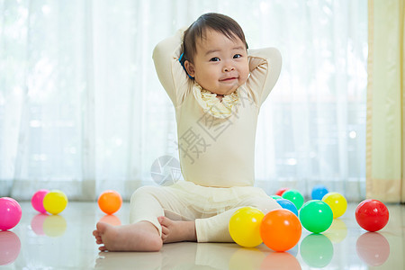家里的小亚洲女孩儿童玩具婴儿微笑幸福乐趣童年房间唤醒孩子图片