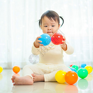 家里的小亚洲女孩乐趣幸福玩具白色唤醒孩子们喜悦儿童婴儿孩子图片