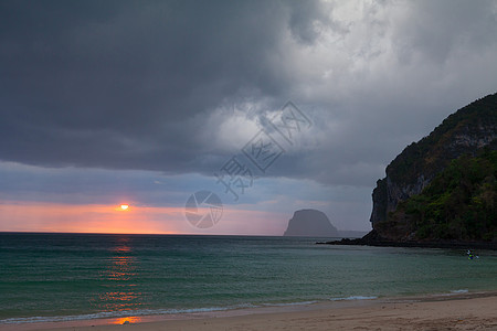 笼罩着黑暗海洋的暴云天气危险荒野天空飓风闪电戏剧性海景海滩力量亚洲高清图片素材