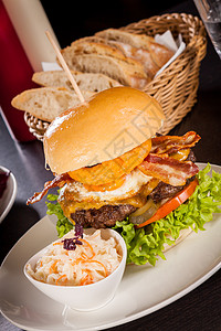 美味鸡蛋和培根芝士汉堡牛肉餐饮食物红肉包子营养服务蔬菜食谱小酒馆图片