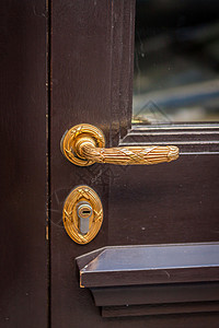 布拉斯门在多彩蓝色的蓝色门上黄铜硬件安全建筑隐私钥匙金属玻璃木头房子图片