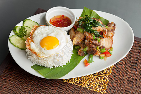 泰国烤猪肉和炸鸡蛋软垫胡椒茉莉花油炸午餐辣椒盘子烹饪美食间隙图片
