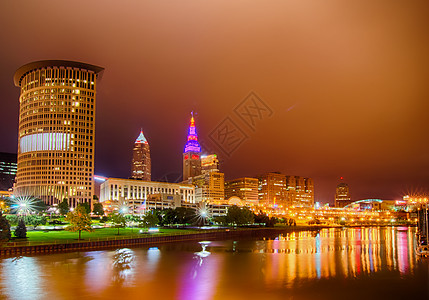 克利夫兰市中心夜里的克利夫兰照片结构旅游风景城市生活日落反射场景河岸蓝色地标图片