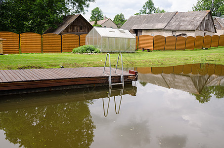 带浮动脚桥的花园池建筑物木头木板小屋天桥花园季节公园村庄旅游图片