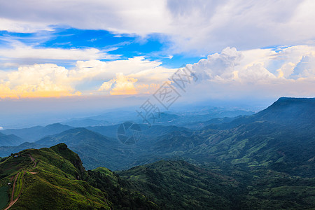 清晨在薄雾下看见山岳公园环境风景土地爬坡蓝色森林草地石头场地图片