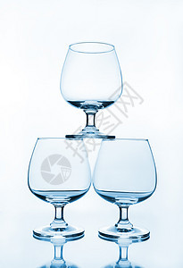 空葡萄酒杯堆叠玻璃阴影器皿工作室蓝色反射杯子酒精餐厅酒吧图片