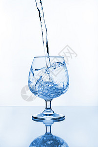 含水的葡萄酒杯阴影酒吧水晶气泡派对酒精桌子运动液体酒杯图片