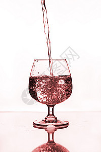 含水的葡萄酒杯运动玻璃酒杯饮料飞溅蓝色餐厅气泡阴影酒吧图片