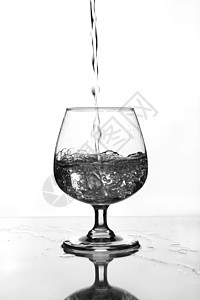 含水的葡萄酒杯派对气泡飞溅酒精餐厅阴影液体水晶酒杯蓝色图片