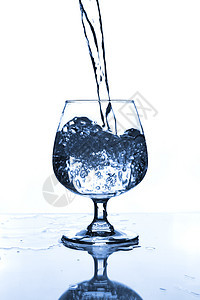 含水的葡萄酒杯蓝色阴影玻璃酒吧运动庆典饮料液体桌子派对图片