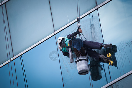 高楼的清洁窗户服务工人群体在高楼大楼内打扫窗户服务维修摩天大楼清洁工水器建筑反射风险垫圈男人网格图片