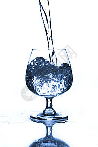 含水的葡萄酒杯派对气泡饮料阴影液体酒精飞溅酒杯蓝色水晶图片