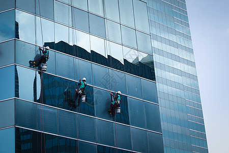 高楼的清洁窗户服务工人群体在高楼大楼内打扫窗户服务摩天大楼维修团体清洁工镜子办公室网格反射职业玻璃图片