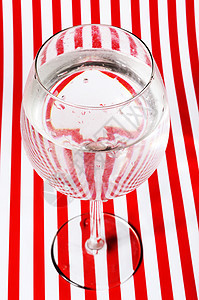 玻璃盘子条纹红色白色背景图片