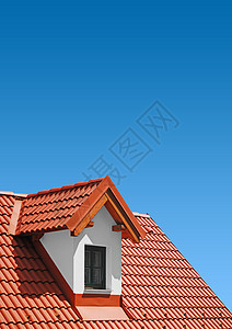 有泥砖的屋顶材料建筑学屋顶黏土住宅财产蓝色烟囱平铺红色图片