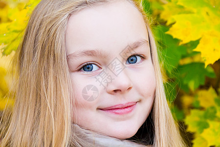 秋天的女童白色孩子童年金发背景图片