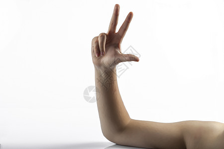 三号牌的年轻手无名指食指拇指手指空手手势中指信号指头胳膊图片