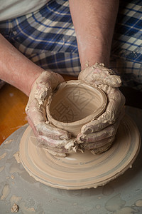 陶匠的手陶瓷拇指杯子女士作坊旋转手指水壶专注工艺图片