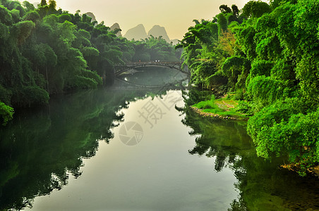 中国寒冬 桂林的李河风景     里河或山脉旅游编队天空观光风景岩石地形岩溶反射图片