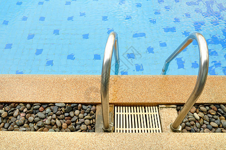 有楼梯的游泳池边缘地面奢华脚步蓝色活动安全反射阳光合金图片