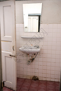 旧旧厕所卫生间白色壁橱浴室房间民众背景图片