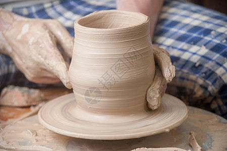 陶匠的手压力专注作坊陶器制造业血管手指手工模具杯子图片