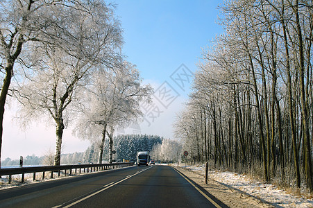 交通状况冬天的Hunsrückhöhenstraèe背景