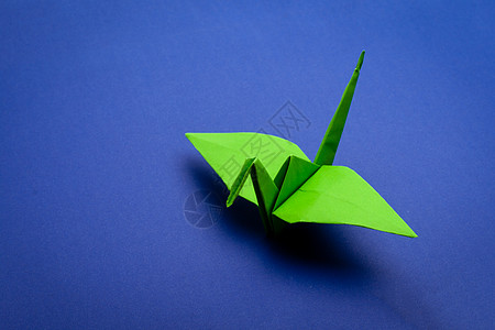 折纸起重机手工爱好工艺玩具蓝色白色红色翅膀起重机折纸背景图片