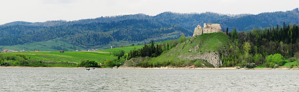 山上城堡绿色爬坡道图片