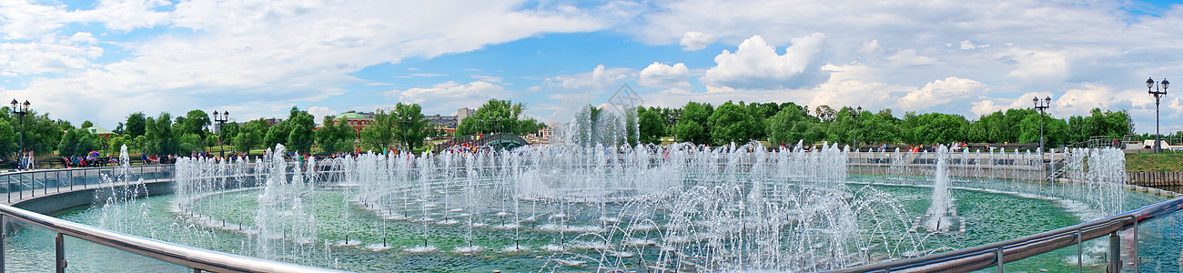 全景美丽的喷泉 与云朵的蓝色天空相对旅游公园季节自来水厂池塘放松旅行晴天力量波纹图片