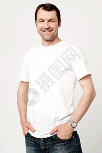 放松的男性型男模手腕微笑快乐工作室中年男人口袋男性牛仔裤顾问图片