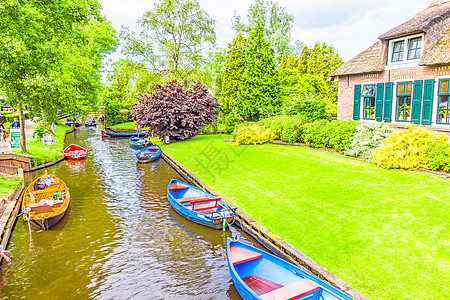 荷兰羊角村荷兰吉埃索恩典型的荷兰住宅和菜园Giethoorn旅游水路乡村建筑场景假期文化花园城市溪流背景