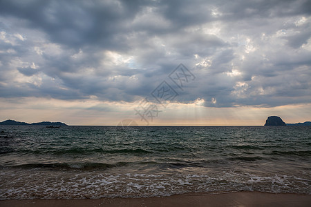 笼罩着黑暗海洋的暴云危险蓝色力量海景闪电飓风戏剧性天气海滩荒野图片