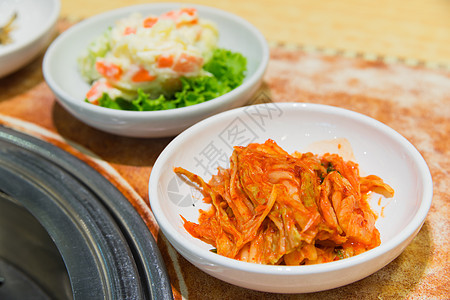 烤炉旁桌上的金子可乐食物萝卜烹饪香料胡椒盘子蔬菜辣椒饮食文化白色图片