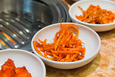 烤炉旁桌上的金子可乐食物胡椒蔬菜香料萝卜红色白色辣椒烹饪饮食盘子图片