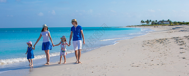 和两个孩子一起过暑假的幸福家庭女士男人喜悦孩子们享受父母父亲海洋男性海滩图片