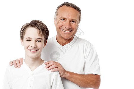 白背景的快乐父亲和儿子图片