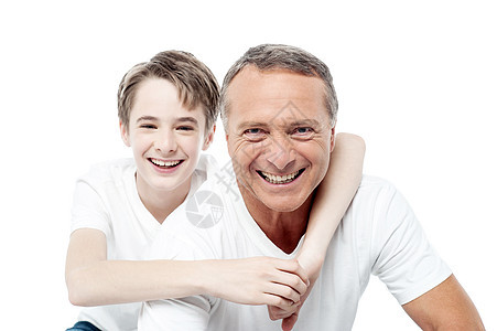 父亲和儿子的微笑镜头老年孩子童年快乐工作室家庭男人闲暇爸爸父母图片