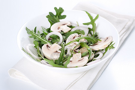 沙拉与鲁科拉和蘑菇午餐饮食叶子营养美食沙拉蔬菜小吃食物盘子图片
