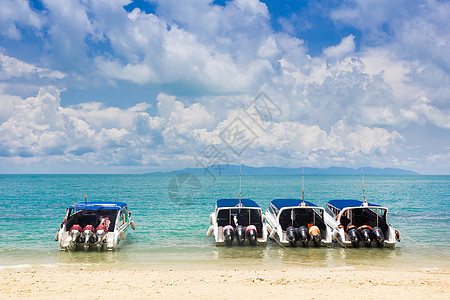 海滩上的快艇海景岩石海岸晴天假期支撑旅游海洋运输旅行图片