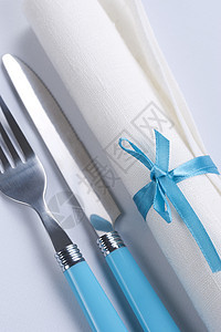 蓝色和白色表格设置亚麻奢华庆典银器金属用具用餐环境塑料餐具图片