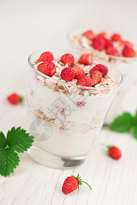配有梅斯里和草莓的酸奶小吃牛奶水果美食早餐排毒谷物饮食食物勺子图片